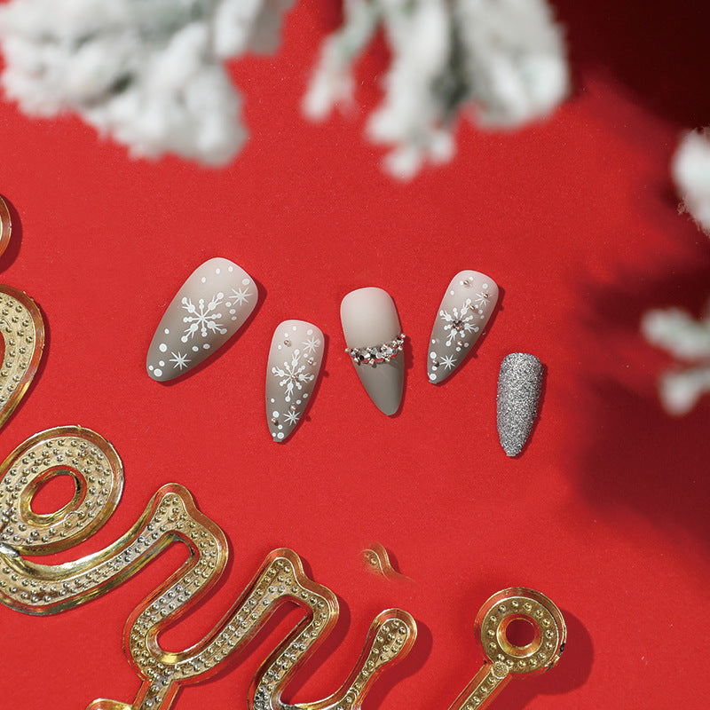 Glamorous nail art with snowflake design Stornfield