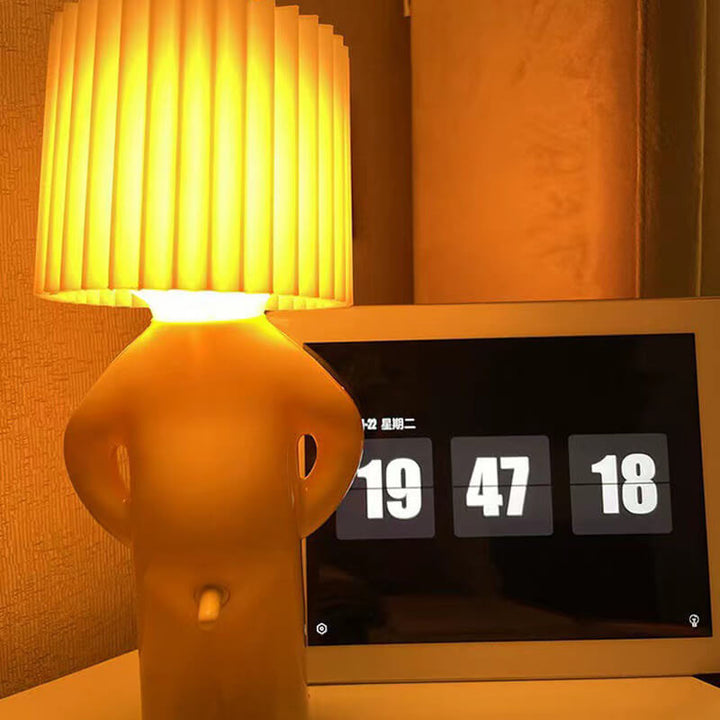 Stornfield | Petite lampe de table garçon désordonné