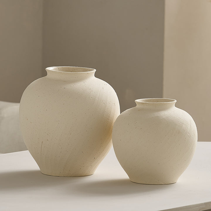 Elegant ceramic vase with organic shapes Stornfield