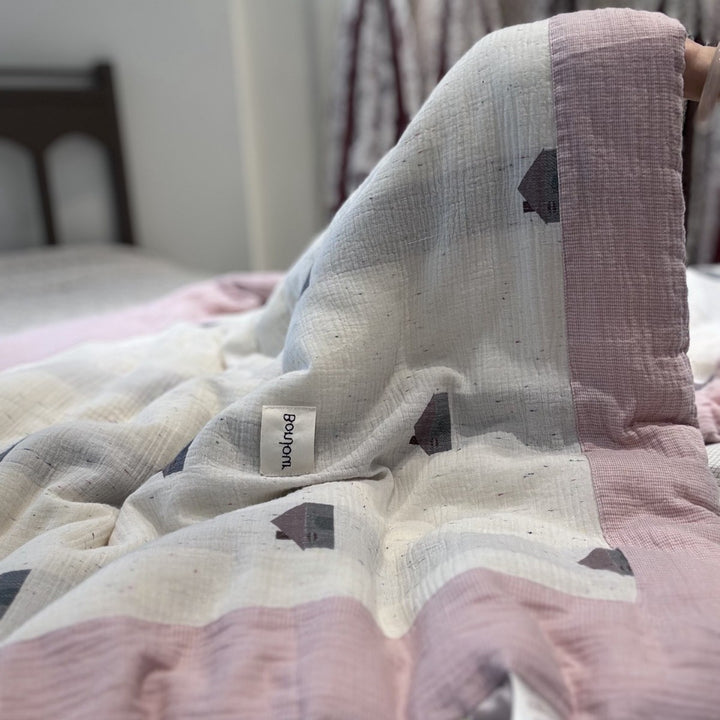 Quilted children's blanket with cute dog motif and muslin surface