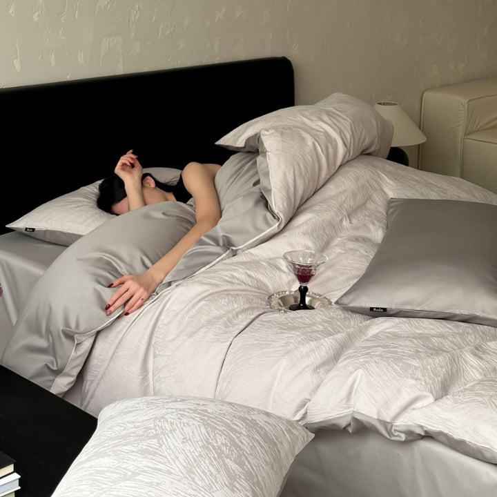 Bedding set made of crinkle-embossed cotton satin with easy-care finish and hotel closure