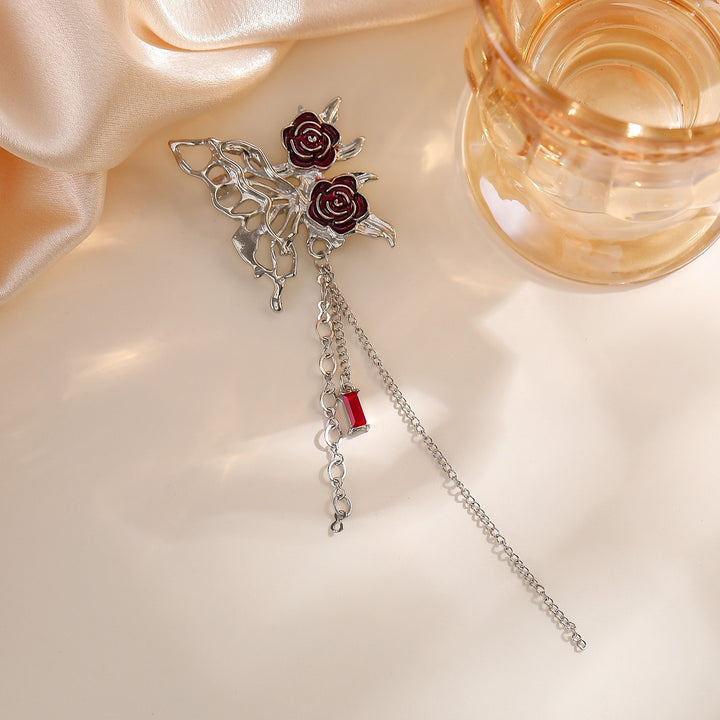 Elegant brooch with flower and chain motif Stornfield