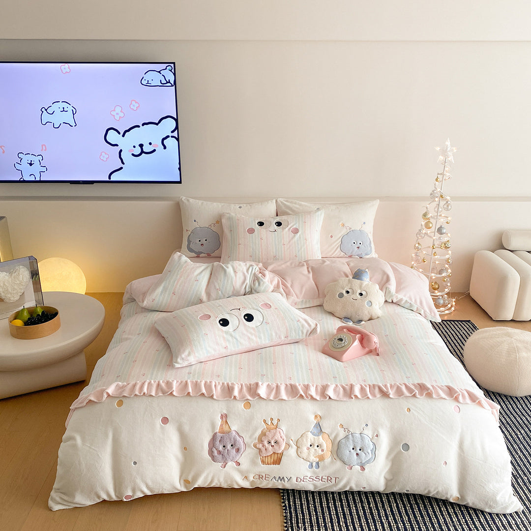 Children's bedding set with 3D plush cat appliqué and reversible function