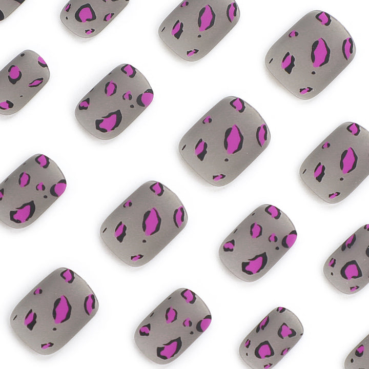 Artificial Nail Art with Leopard Pattern Stornfield