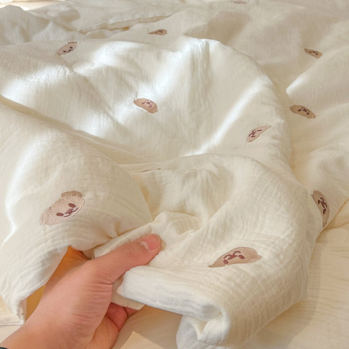 Women lightweight and breathable quilt with delicate floral patterns Stornfield