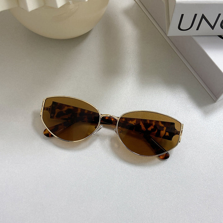 Fashionable Cat-Eye Sunglasses with Golden Frame Stornfield