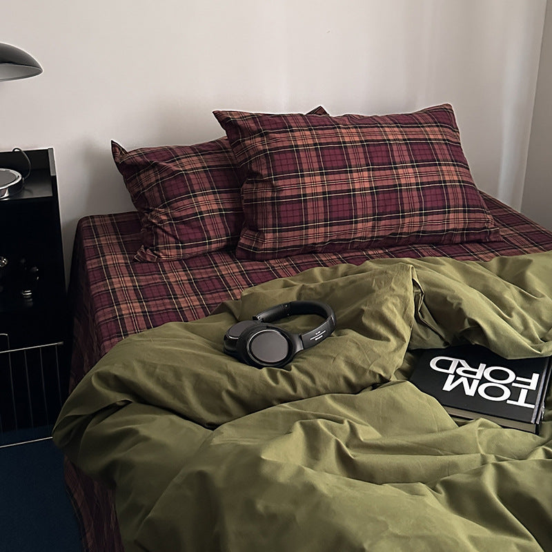 Checked bedding set made of linen-cotton mix with fitted sheet and pillowcases