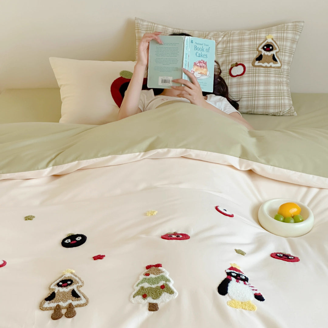 Children's bedding set with appliquéd winter figures and checkered ruffle