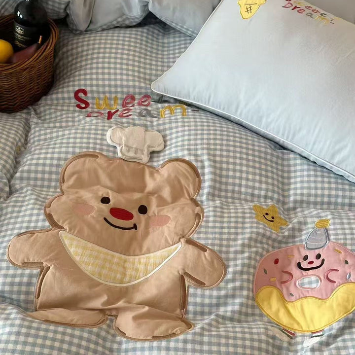 Children's duvet cover set with quilted gingham and cute appliqués