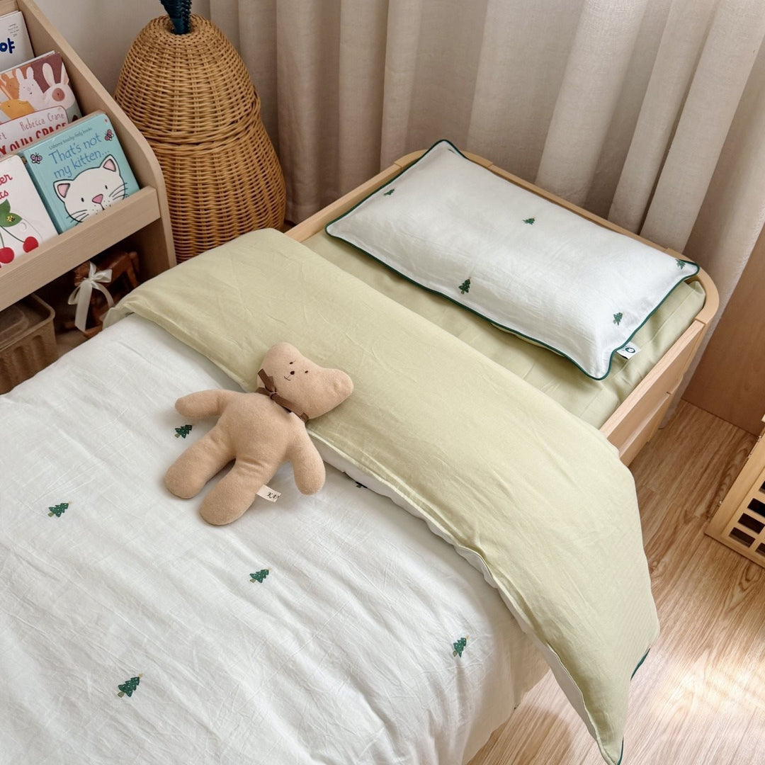 Children's bedding set with strawberry embroidery made of cotton muslin