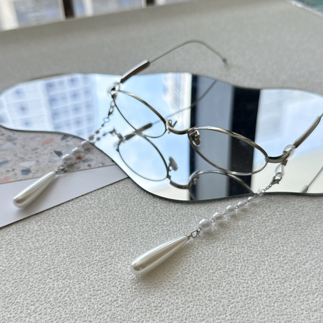 Elegant Pearl-Accented Eyewear Chain Stornfield