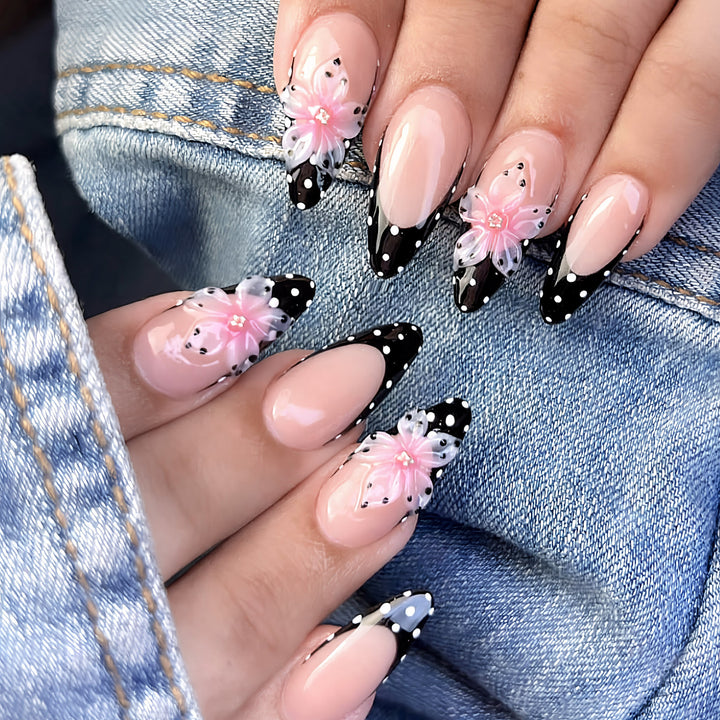 Artistic Press-On Nail Set with Floral Accent Stornfield