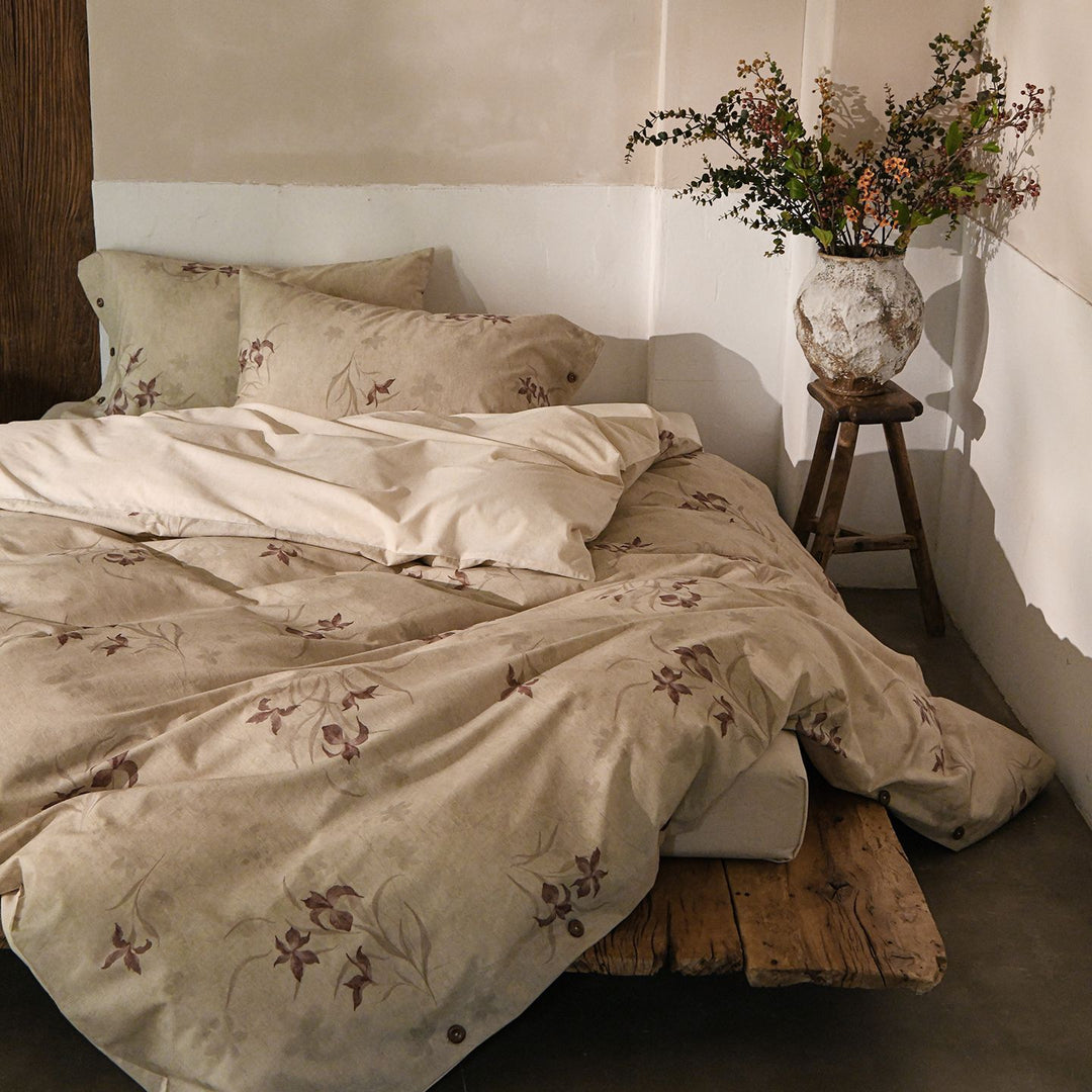 Luxurious bedding set made of cotton satin with floral watercolor pattern reversible duvet cover with button closure and pillowcases