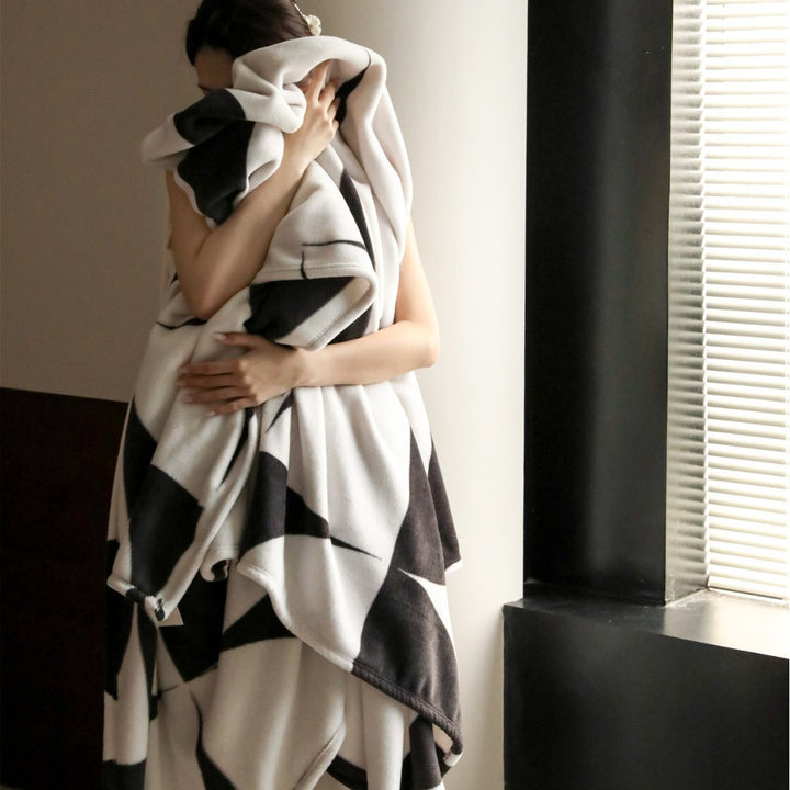 Oversized Plush Fleece Throw Blanket with Geometric Check Pattern