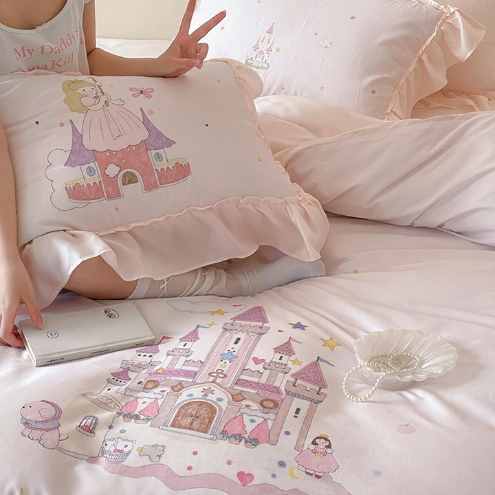 Children's bedding set with illustrative castle and princess print, ruffled pillow and soft cotton blend