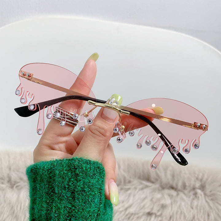Ladies striking sunglasses in fluid design Stornfield