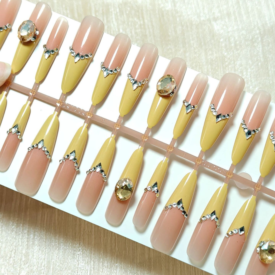 Artificial nails with elegant 3D applications and glitter Stornfield