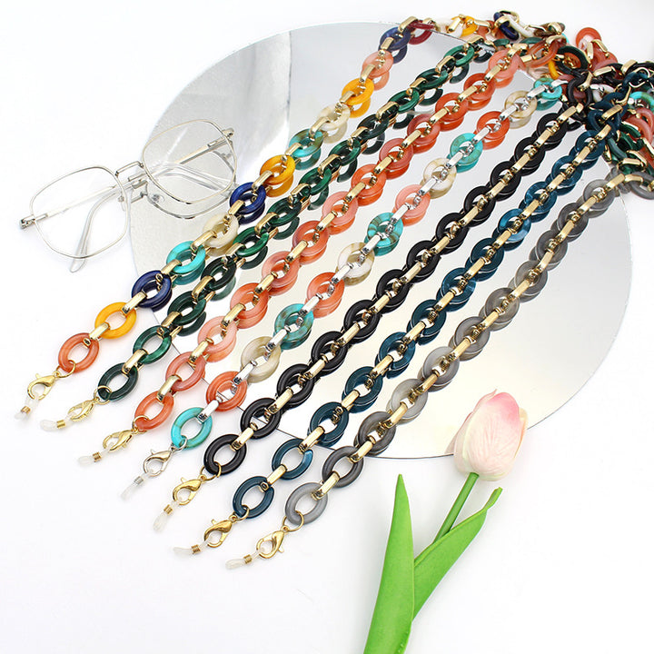 Elegant Chain Eyewear Holder Stornfield