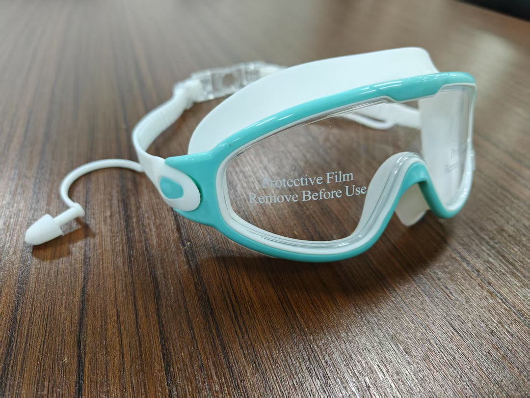 Diving mask with wide field of view and magnet holder Stornfield