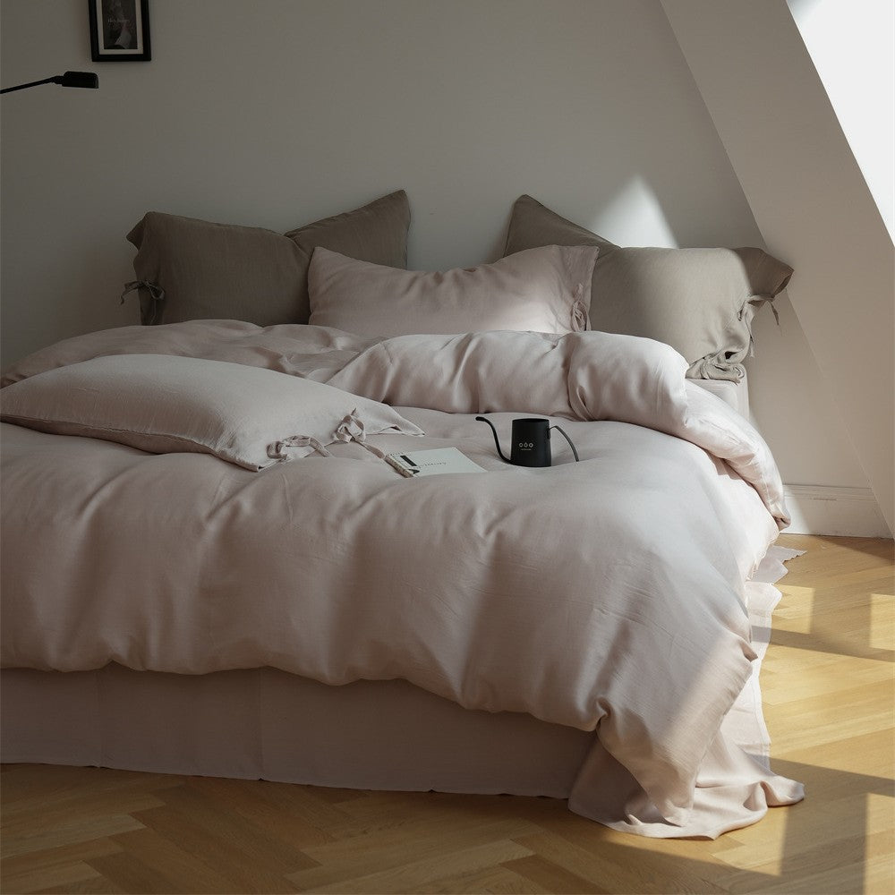 Bedding set made of finely woven cotton satin with ties, fitted sheet, and quilted blanket