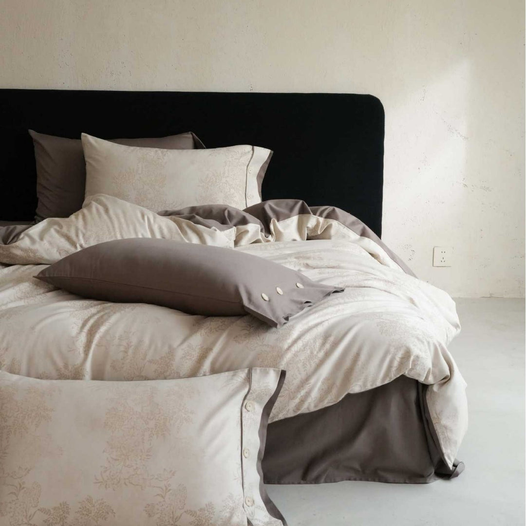 Luxurious bedding set made of cotton satin with pillowcases and bow closure