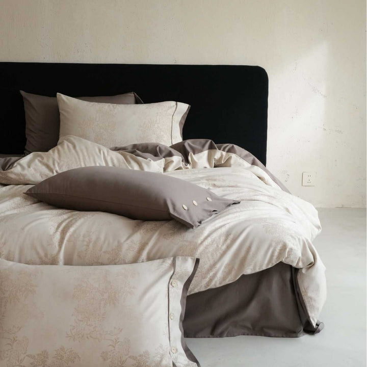 Luxurious bedding set made of cotton satin with pillowcases and bow closure