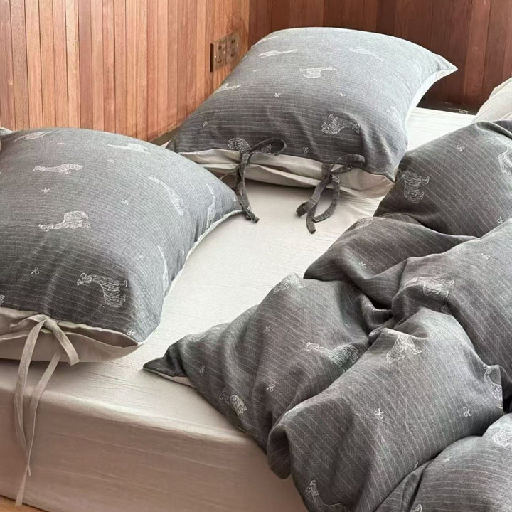 Reversible bedding set made of cotton-linen with a sketched sheep pattern and decorative ties