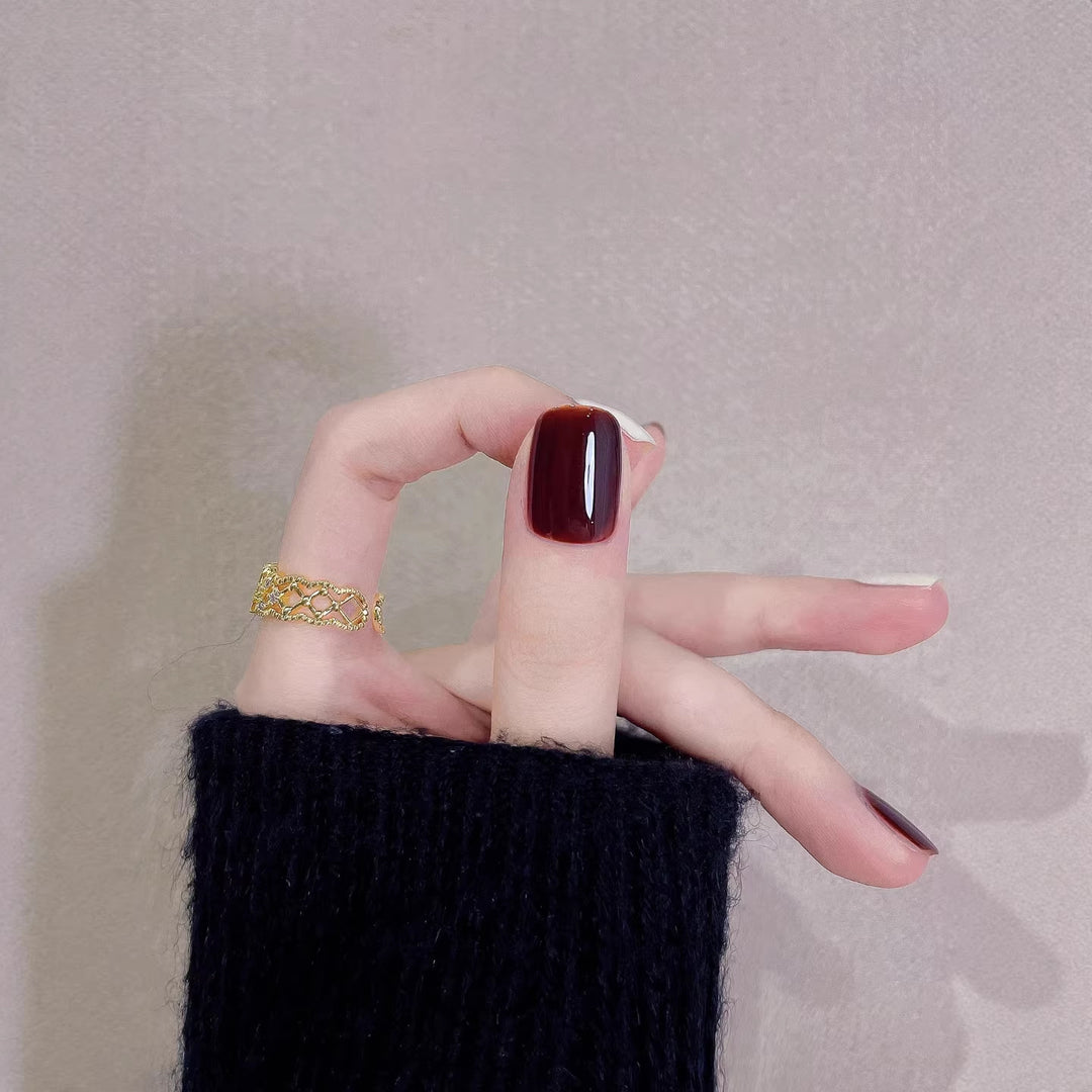 Glossy Press-On Nail Set with Artistic Color Contrast