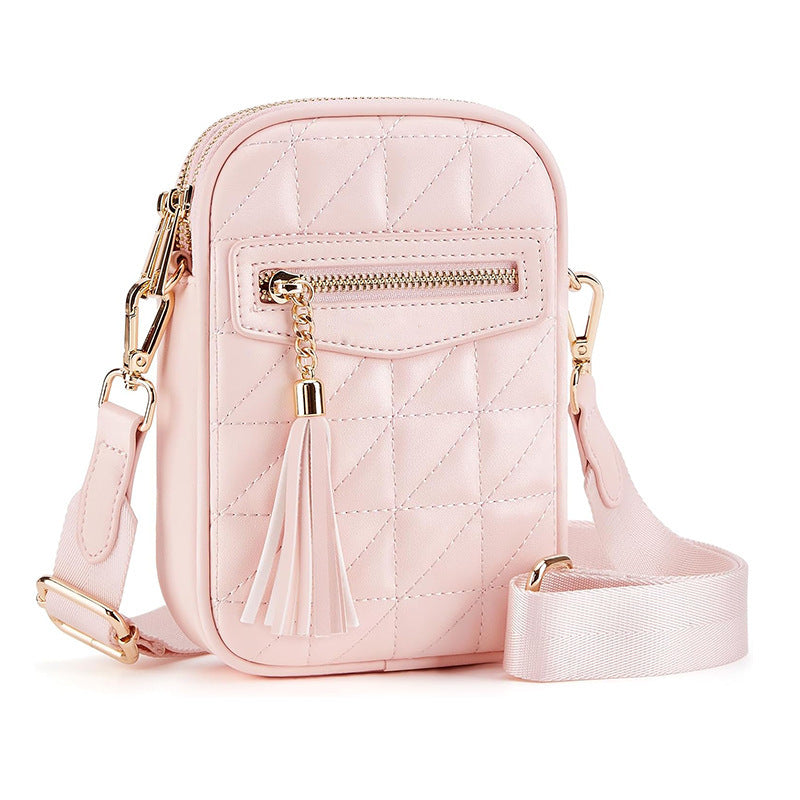 Stylish shoulder bag with quilted design and Stornfield pendant