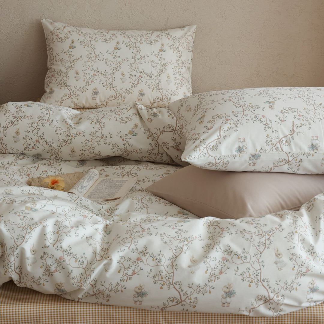 Cotton satin bedding set with fine watercolor floral pattern and soft touch