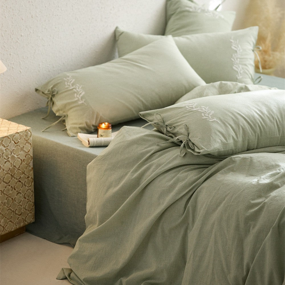 Cotton muslin bedding set with ties, soft muslin structure and breathable linen look