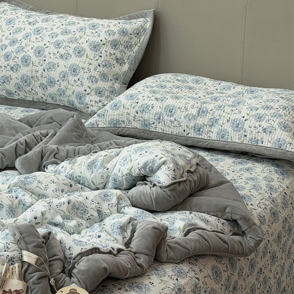 Quilted bedspread and pillow set