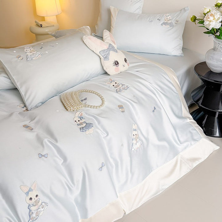Cuddly bed linen set for children with embroidered bunny motifs and plush pillow