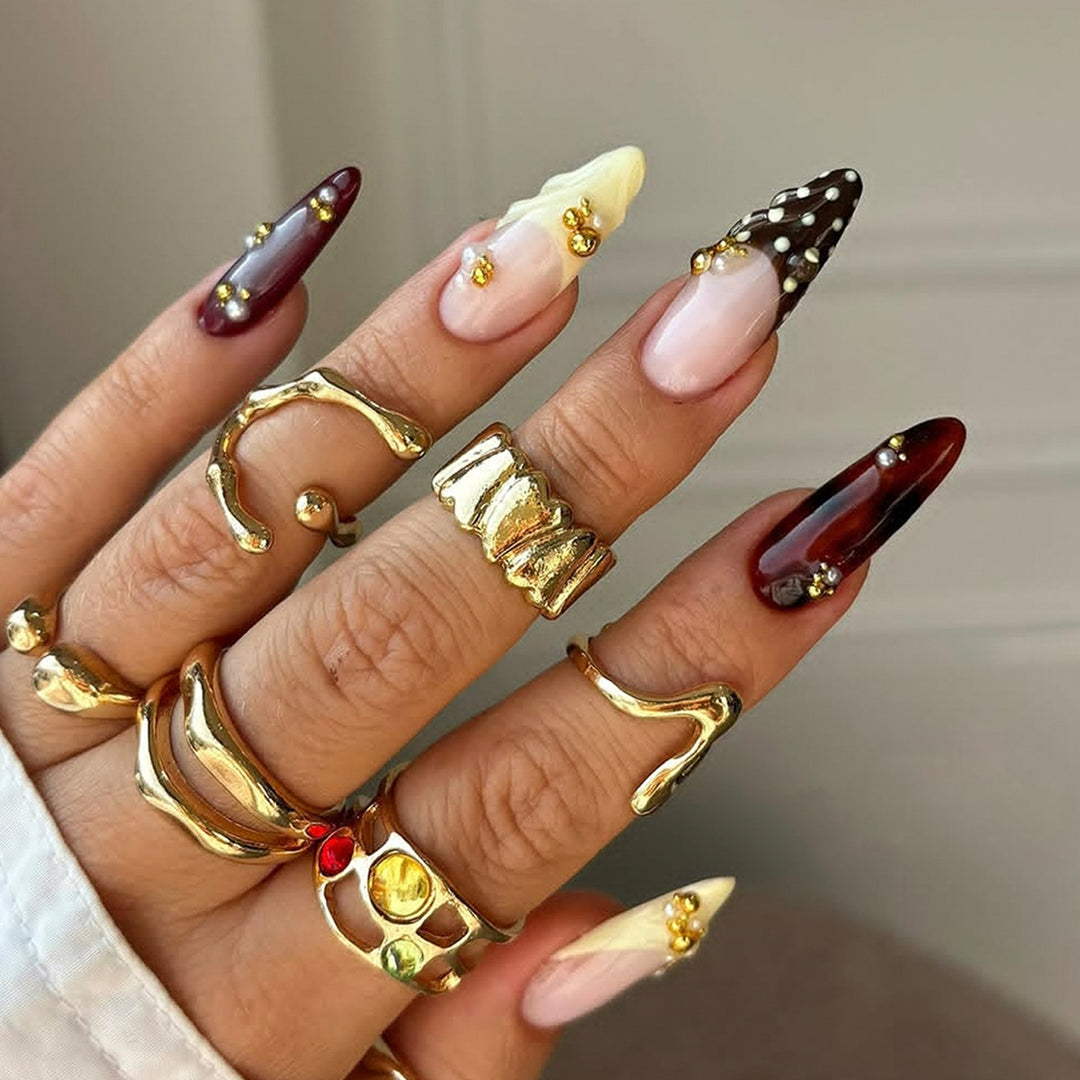 Artistic fingernails with gold applications Stornfield