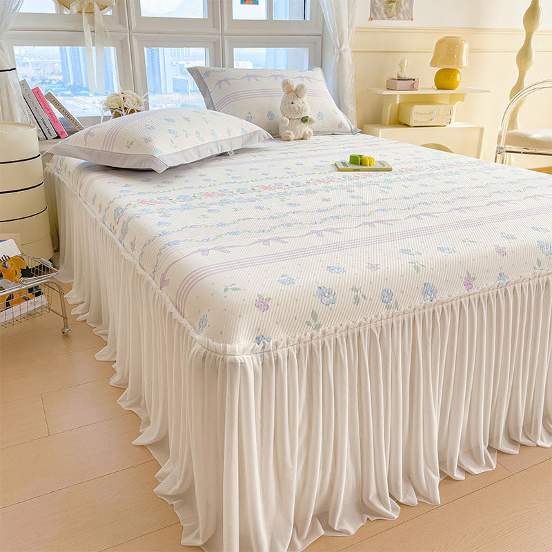 Women's elegant and decorative bedding throw set with cheerful floral pattern Stornfield