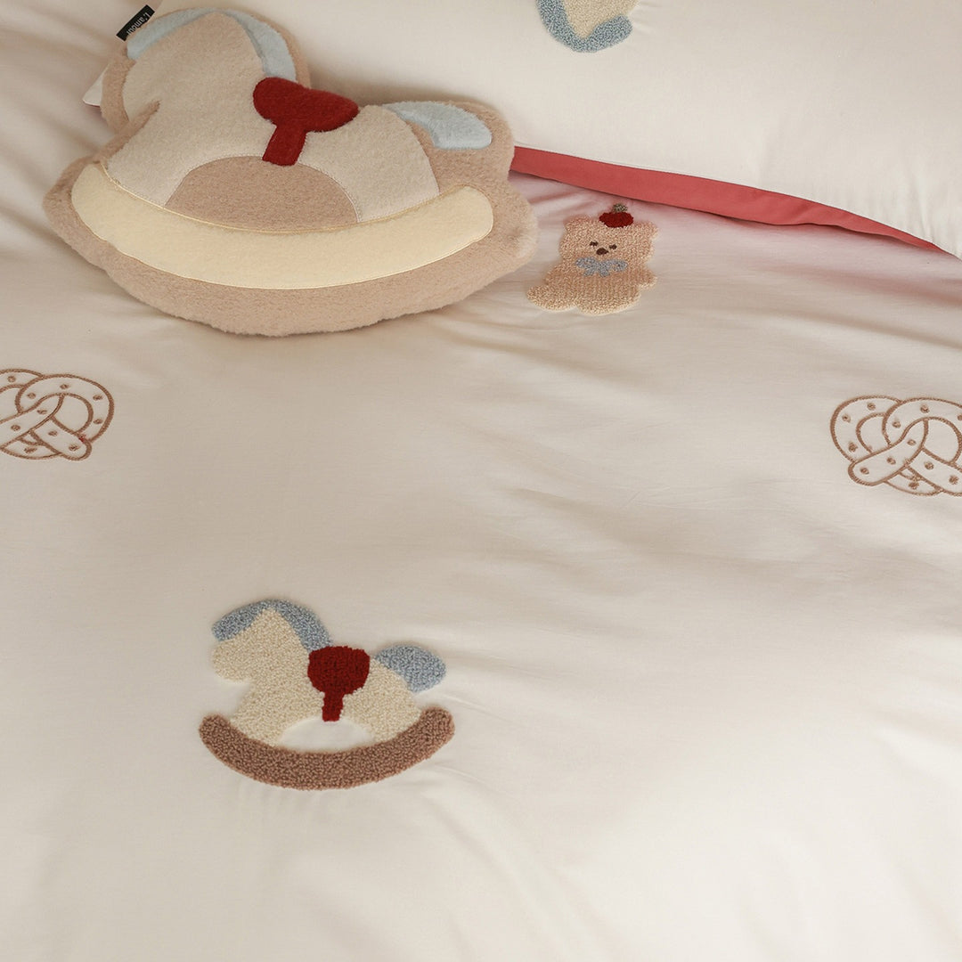 Reversible bedding set with embroidered teddy appliqués