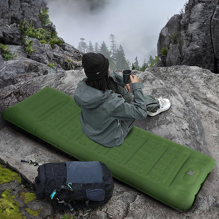 Inflatable sleeping mat with comfort and insulation mechanism Stornfield