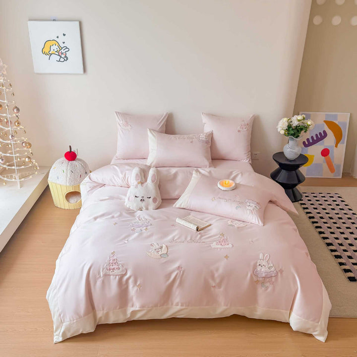 Children's bedding set with embroidered bunny appliqués and satin trim