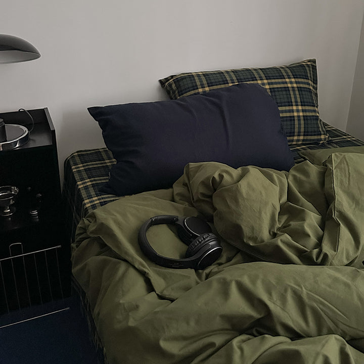 Checked bedding set made of linen-cotton mix with fitted sheet and pillowcases