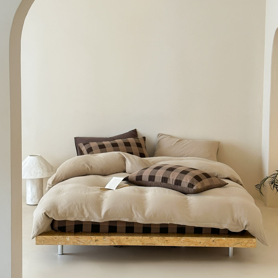 Bedding set in mixed design made of soft cotton with reversible pillow and checkered base