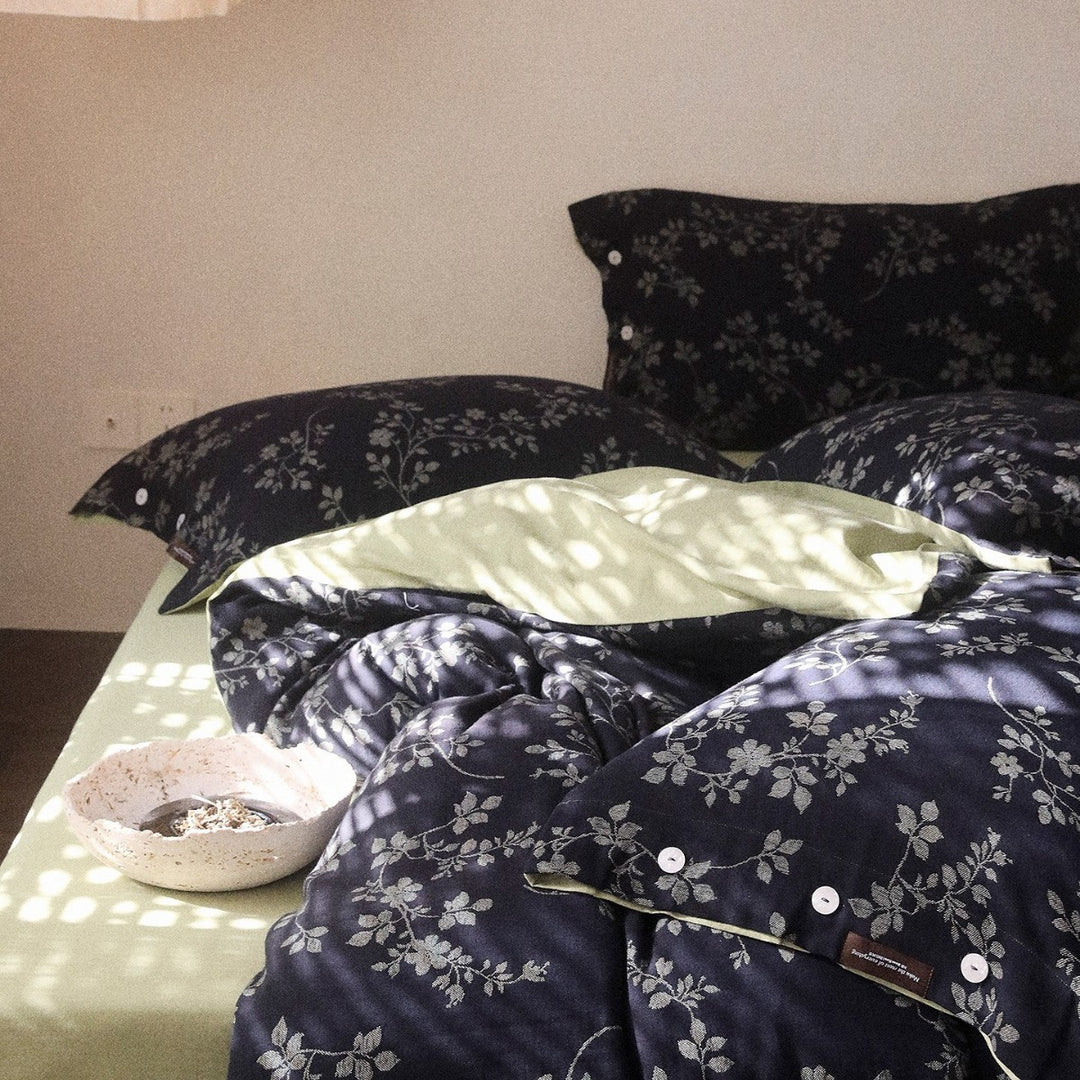 Reversible linen-cotton bedding set with button closure and floral pattern