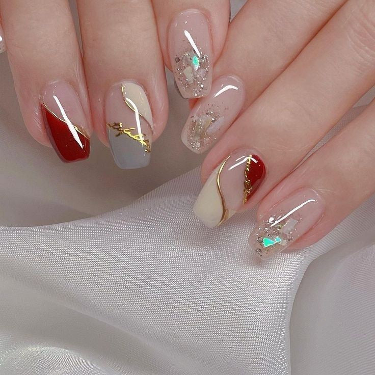 Artificial nails with elegant gold pattern Stornfield
