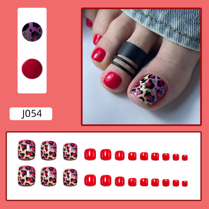 Nail art with modern leopard design Stornfield