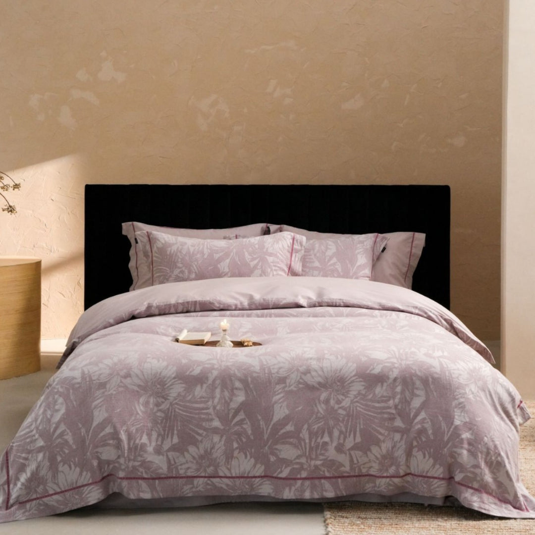 Duvet cover set made of fine cotton satin with a floral leaf pattern and subtle piping.
