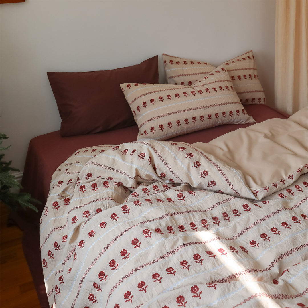 Cotton bed linen set with embroidered rose pattern and linen structure
