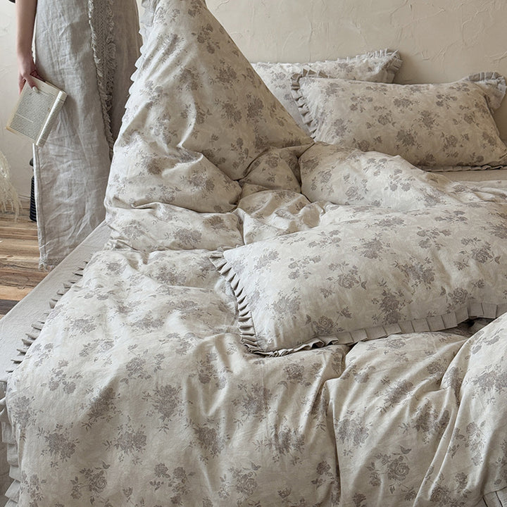 Bedding set in vintage look made of linen-cotton blend with fine floral print, ruffled border and reversible function