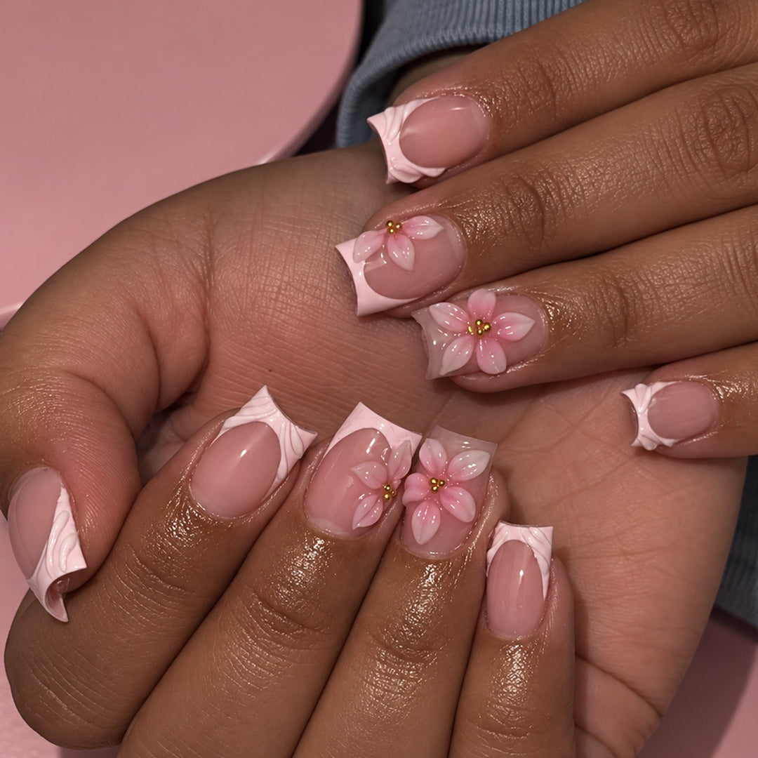 Artificial nail set with delicate floral designs Stornfield