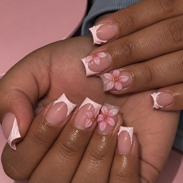 Artificial nail set with delicate floral designs Stornfield