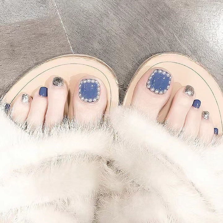 Artful toenails with elegant accents Stornfield