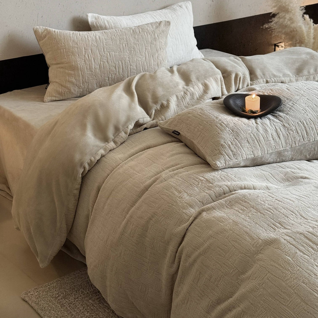 Bedding set with ruffle and fine quilted texture